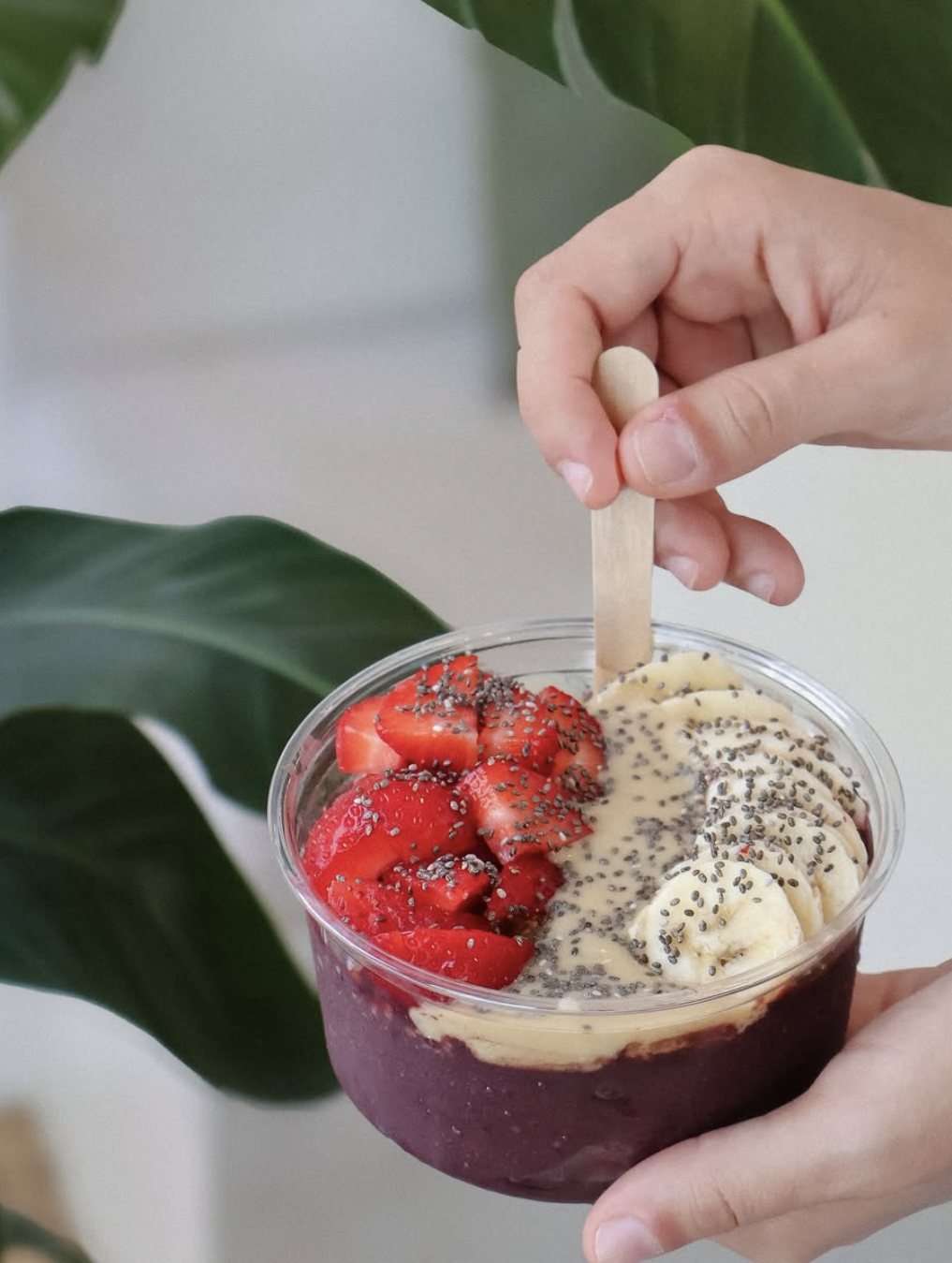 Açaí bowl à la main