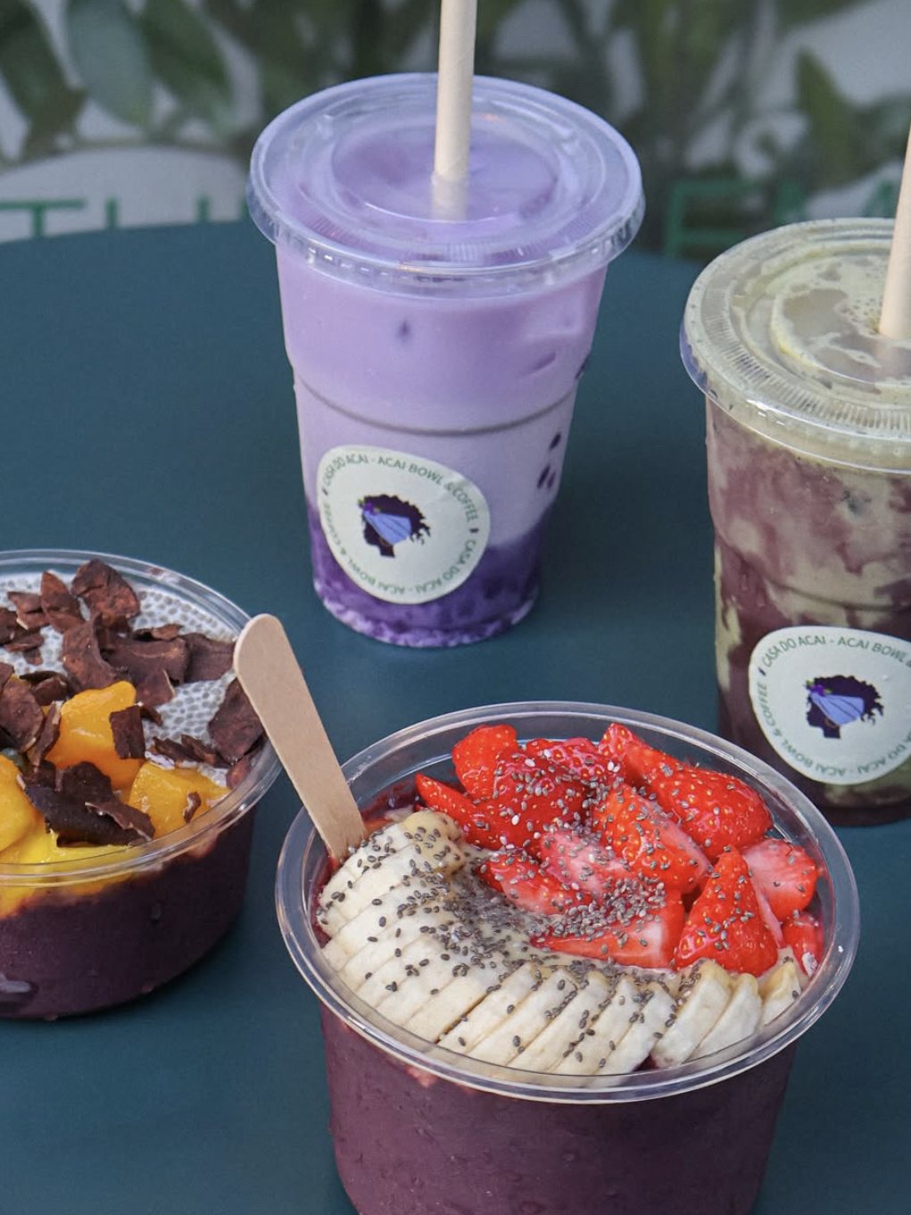 Bowls et jus sur le comptoir